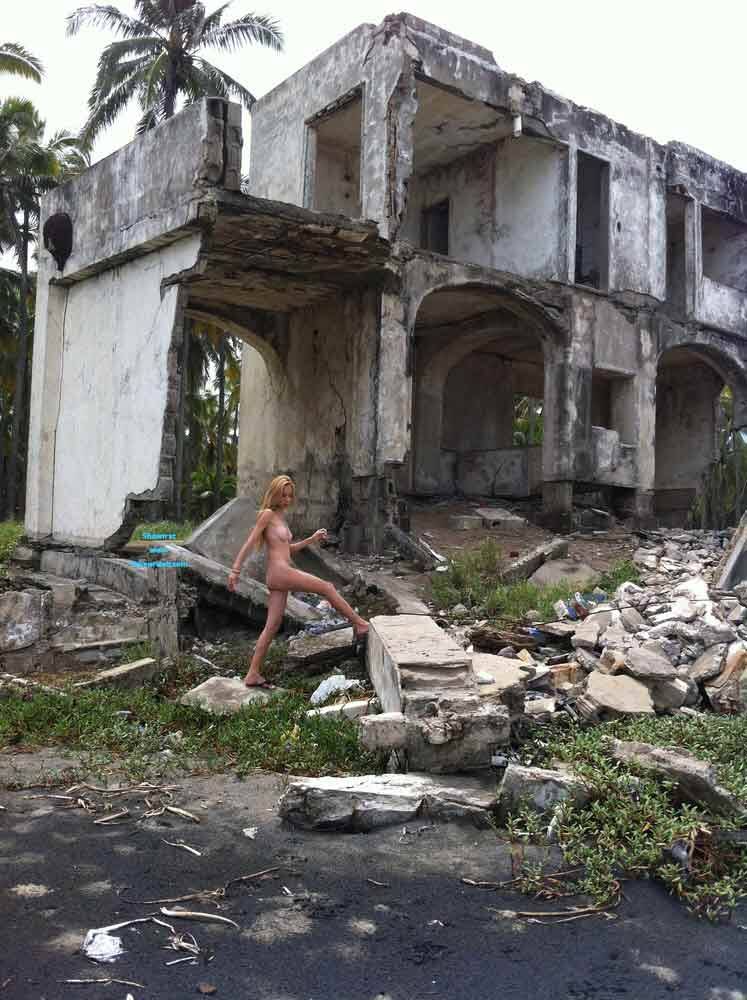 Pic #1Elegant exhibitionist