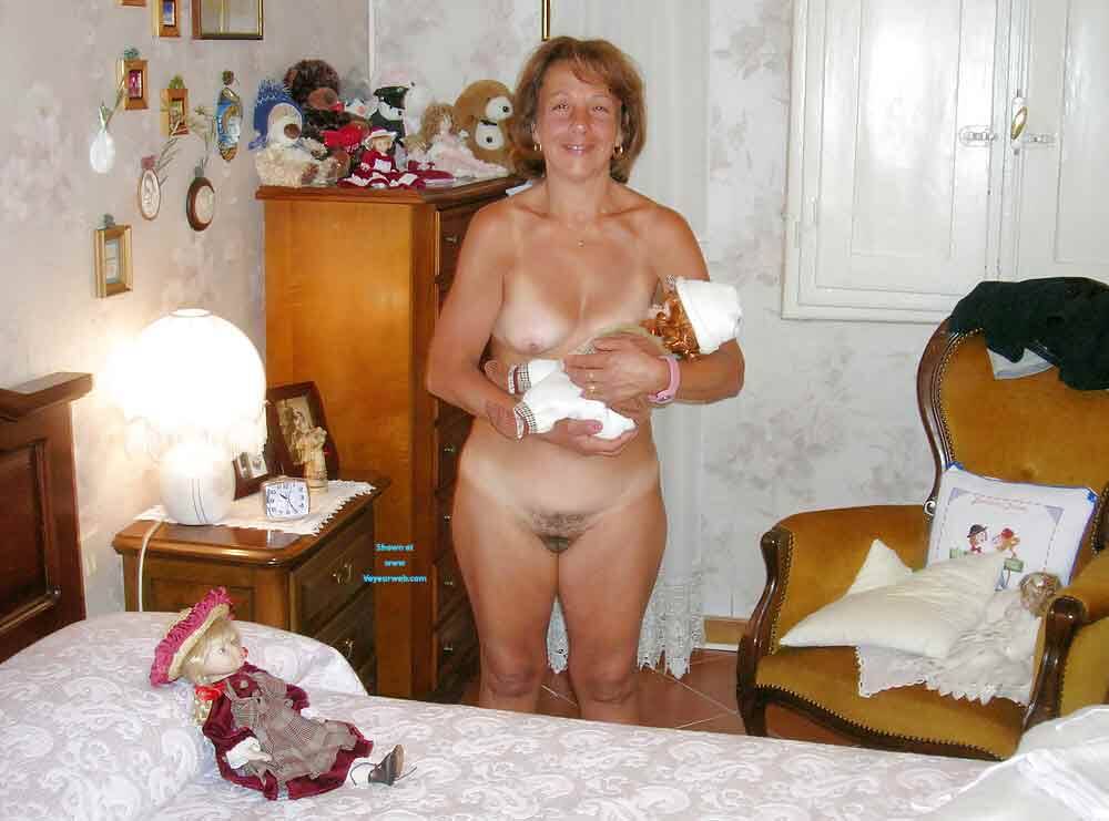 Pic #1 SHE LIKES TO SHOW HERSELF