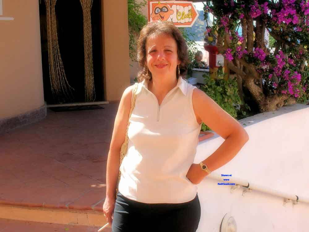 Pic #1SHE LIKES TO SHOW HERSELF