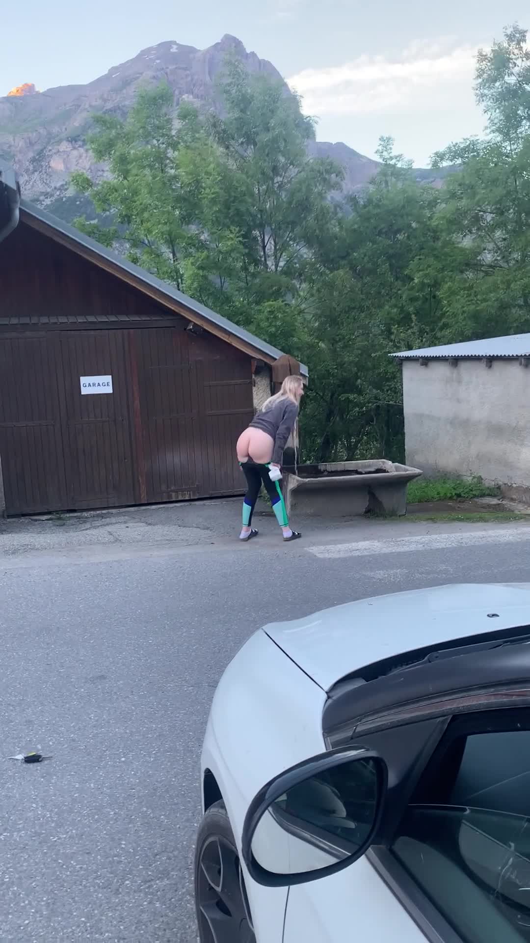 Pic #1I piss in the fountain