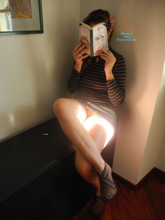 Pic #1Fanciulla's Upskirt While She's Reading - Dressed