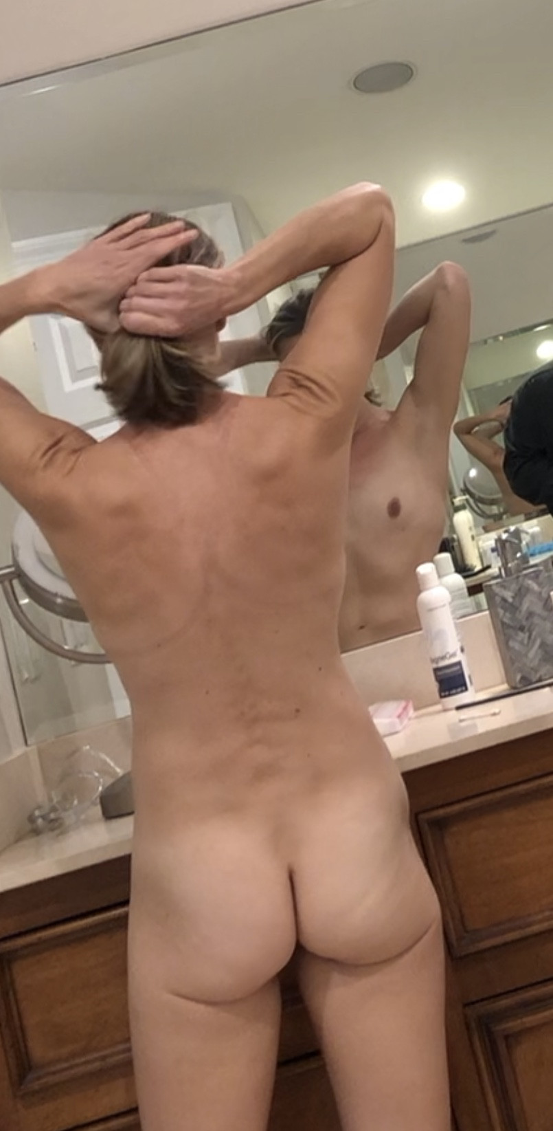 Pic #1 My wife's ass - kerri