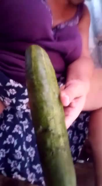 Pic #1Ella y su pepino