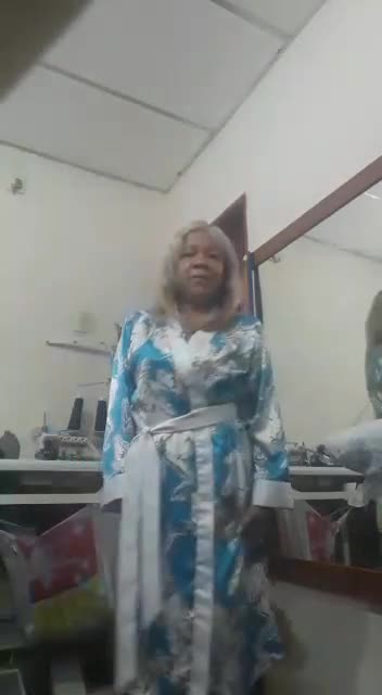 Pic #1Vistiendose en su dormitorio