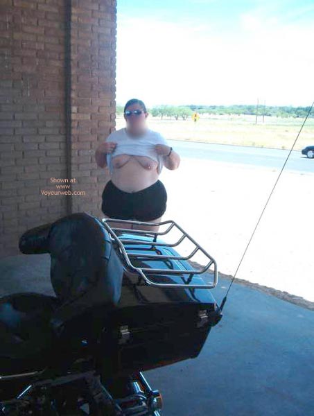 Pic #1BBW Peaches washes the bike
