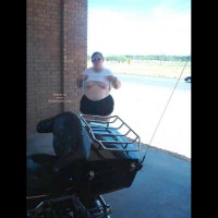 BBW Peaches washes the bike