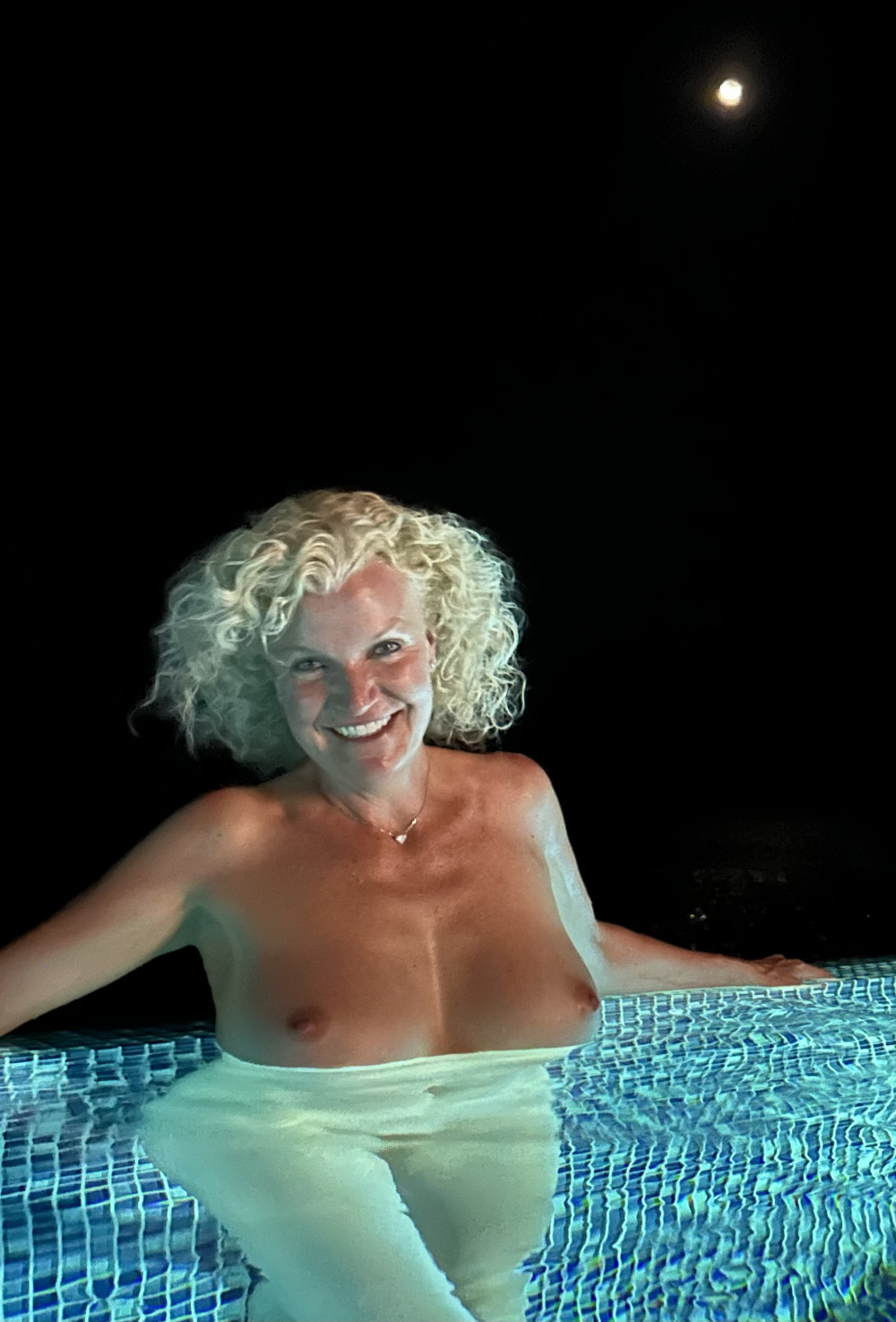 Pic #1 Medium tits of my wife - SwissGirl