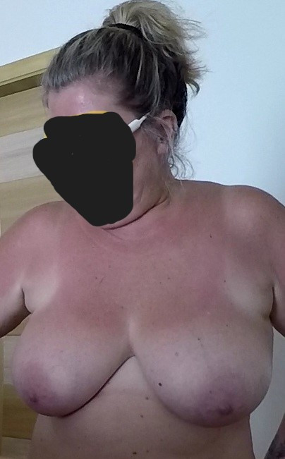 Pic #1 Very large tits of my wife - Elisabeth