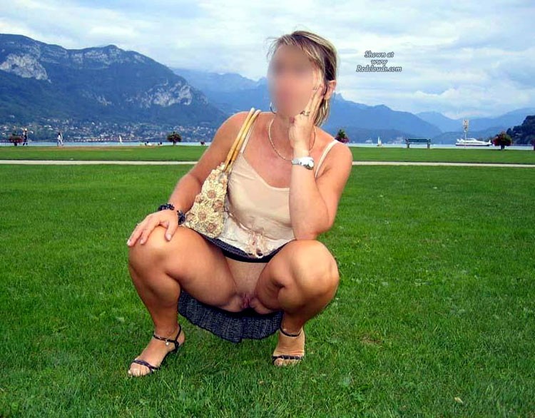 Pic #1Lucia en Exib - Shaved, Dressed, Flashing