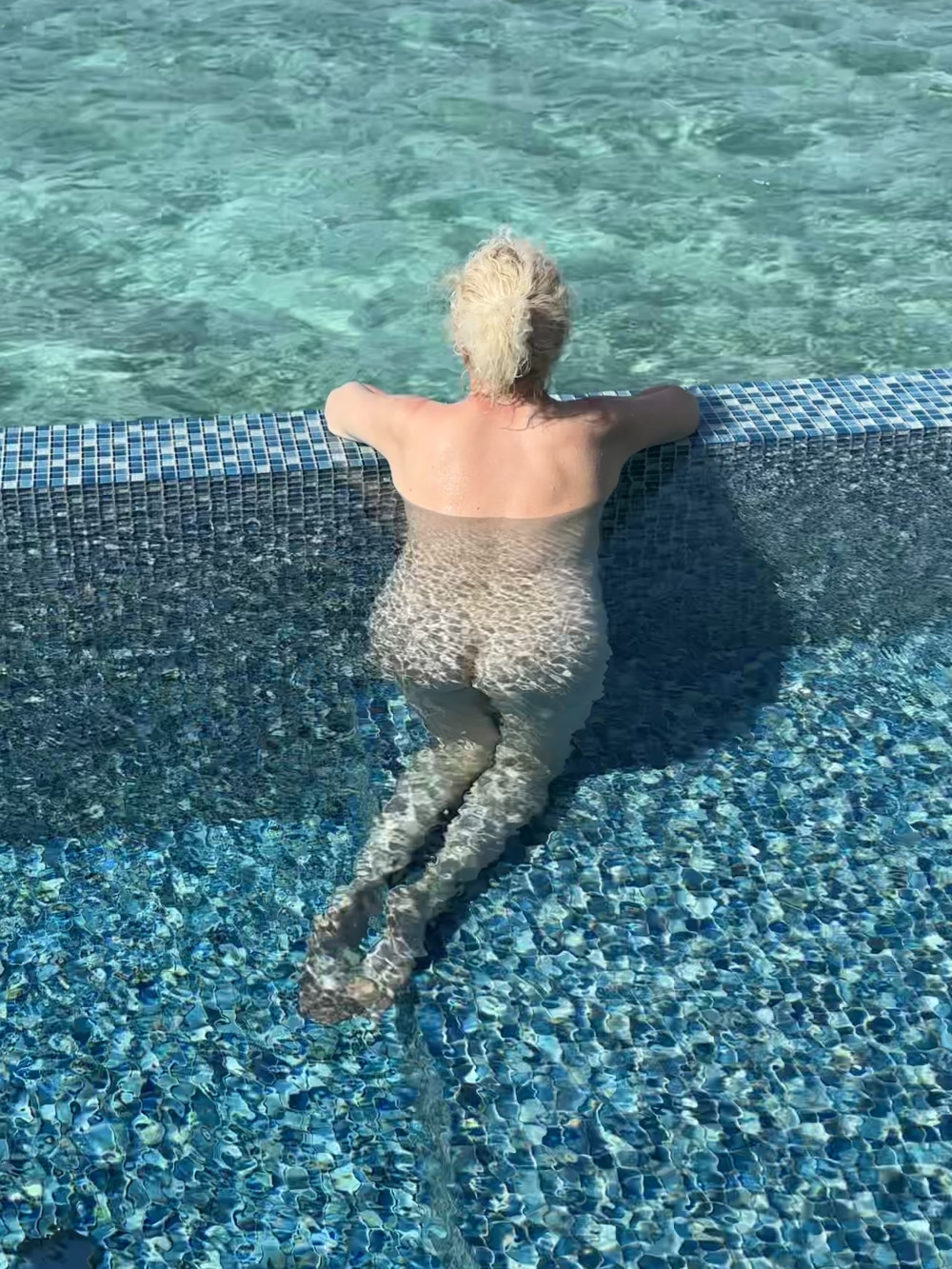 Pic #1 My wife's ass - SwissGirl