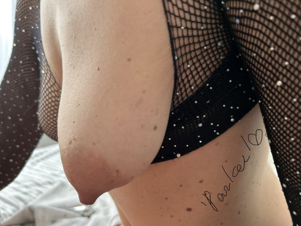 Pic #1 My medium tits - 'Parker!