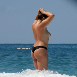 Pic #1Sexy thick girl topless beach candid