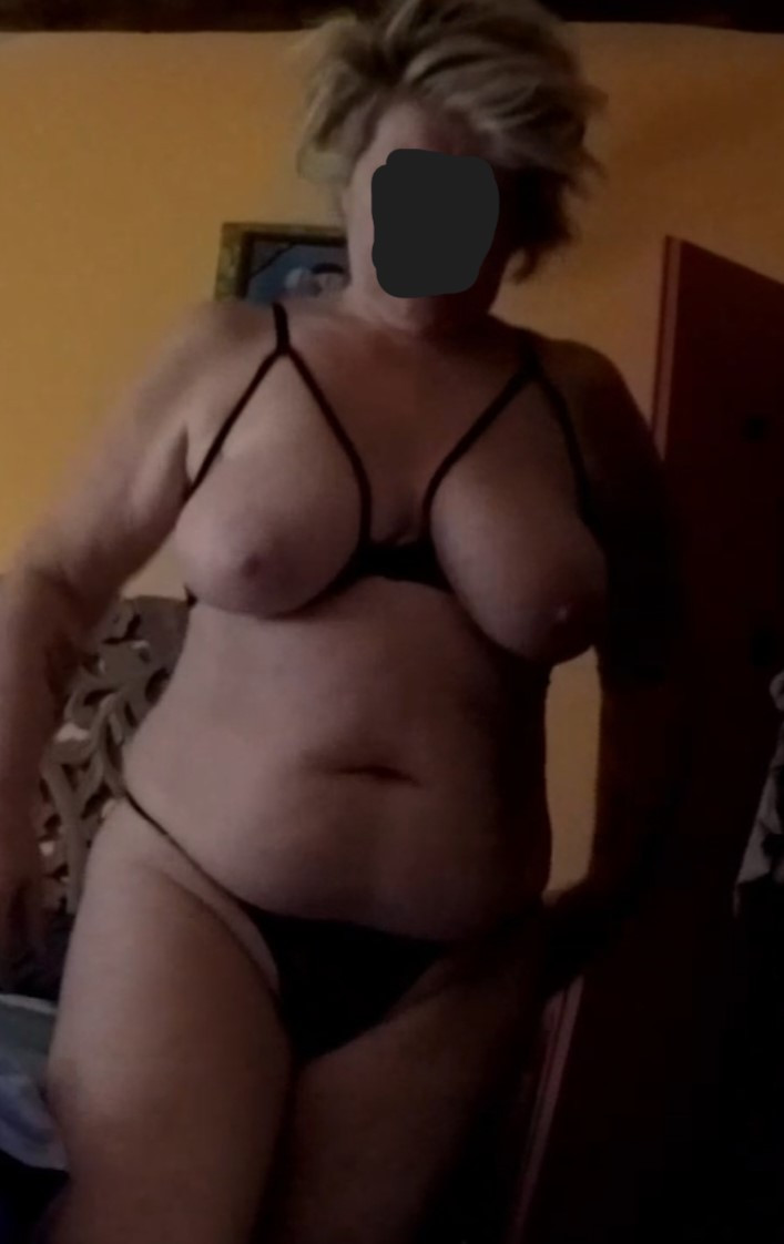 Pic #1 Very large tits of my wife - Elisabeth