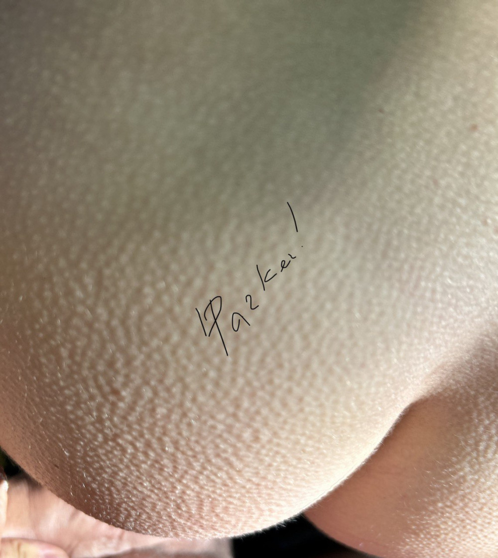 Pic #1 My ass - 'Parker!