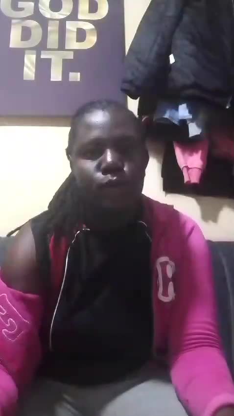 Pic #1Agnes plays her pussy