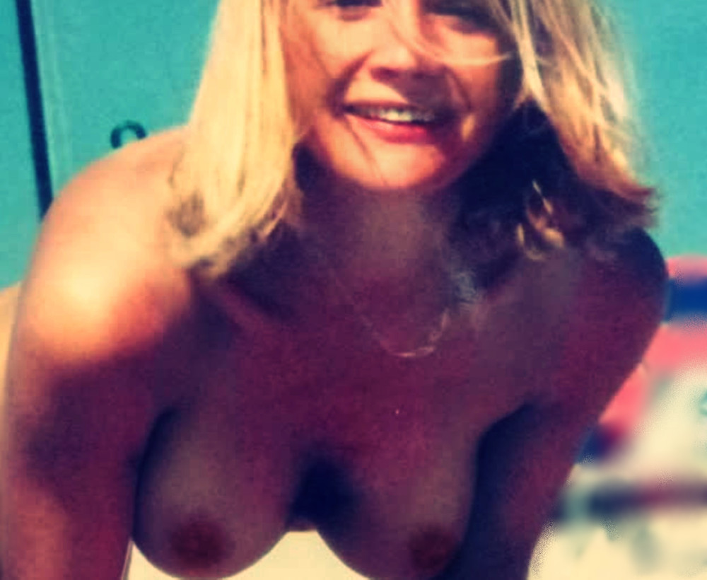 Pic #1 Medium tits of my wife - bellafiga