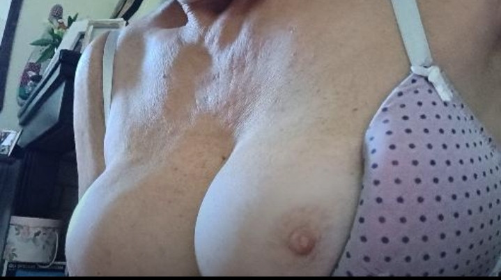 Pic #1 Medium tits of my girlfriend - Anita