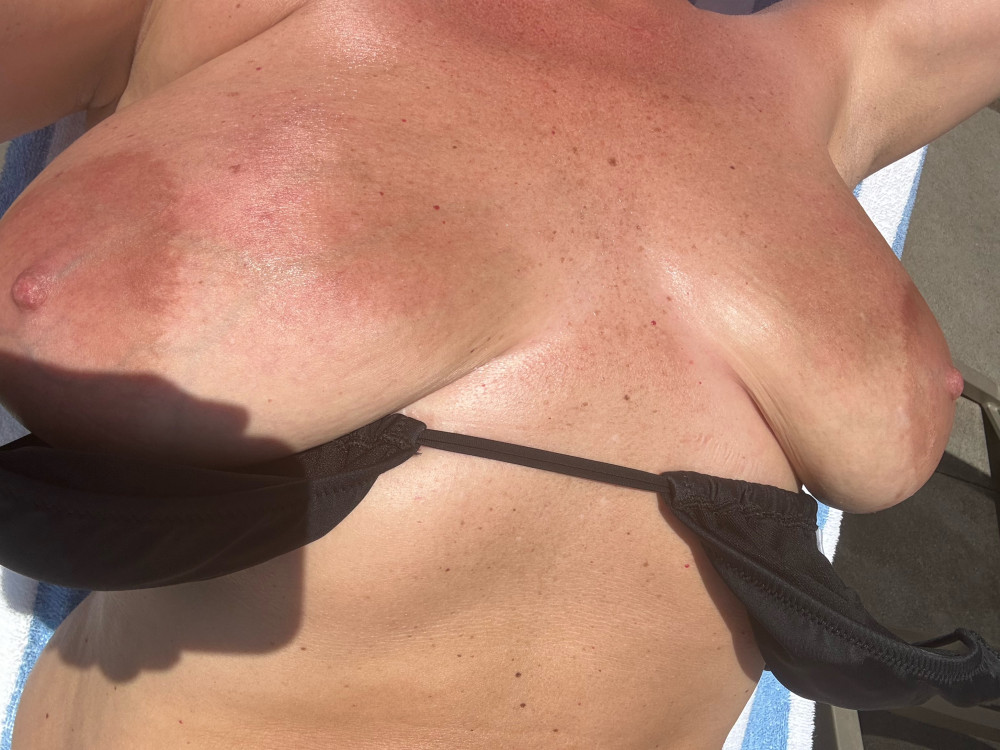 Pic #1 My very large tits - DeeDee