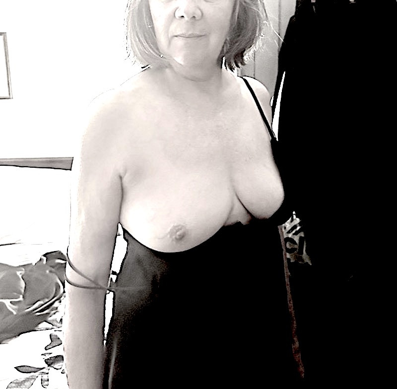 Pic #1 Medium tits of my wife - New England Girl