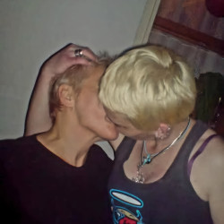 Two blondie ladys