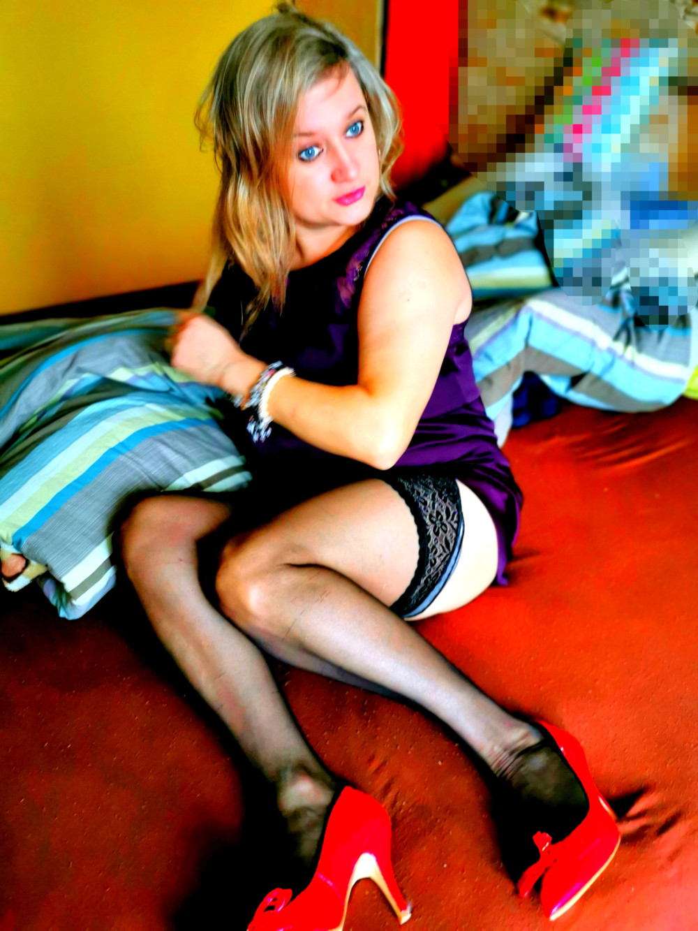 Pic #1 Amateur  pink pussy  wife Karen