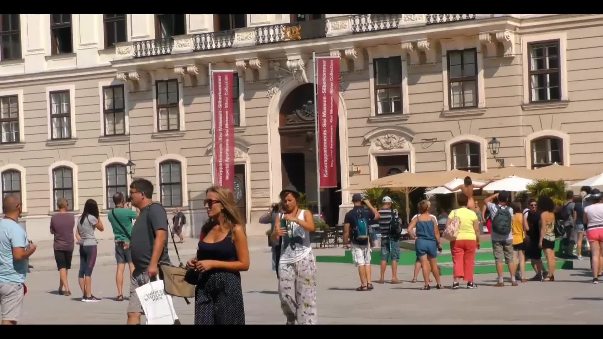 Pic #1Gola na gradskom trgu