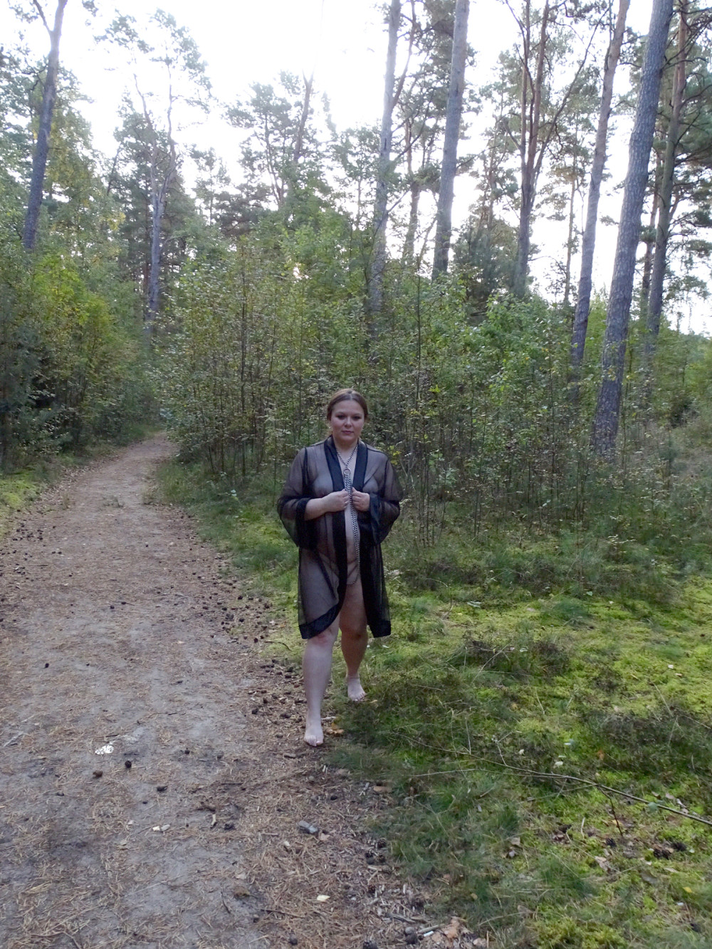 Pic #1Shameless wife strolls