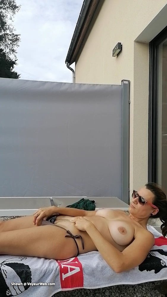 Pic #1Topless ou toute nue en public