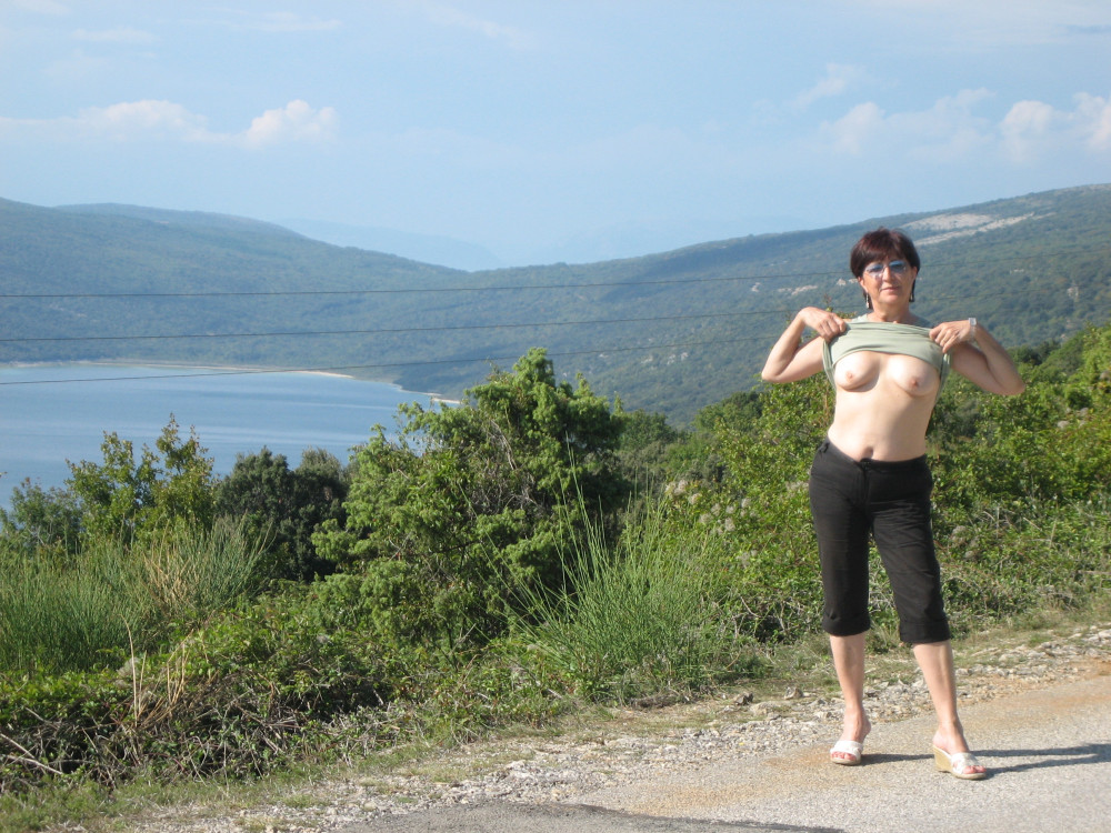 Pic #1 My medium tits - Luisa