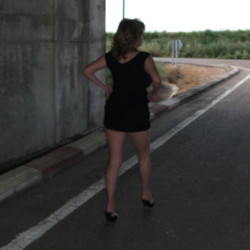 Bajo una carretera