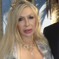 BLONDE MATURE BIMBO