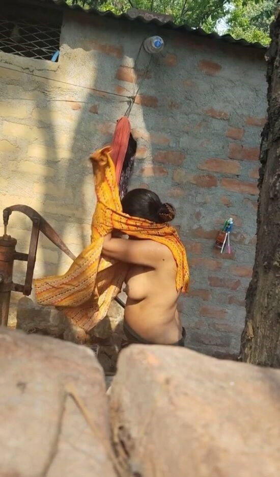 Pic #1Neighbor's wife taking bath 2