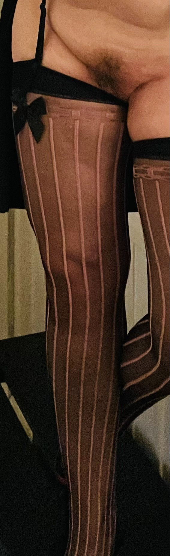 Pic #1 Sexy legs i hallway