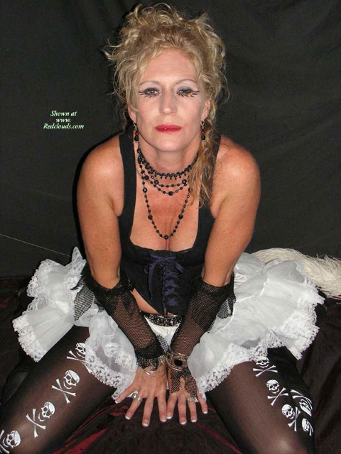 Pic #1Goth Milf ?
