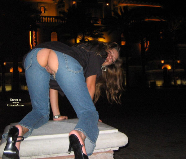 Pic #1The Italian Girl (naked On Street 2)