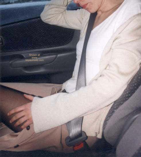 Pic #1Amira nackt auf dem Parkplatz