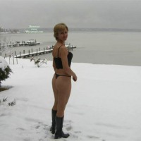 G Nekkid In The Snow