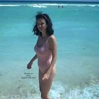 Pic #1 Ali Looking Beachy!