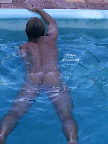 Pic #1M* Rob From Aus - In the pool