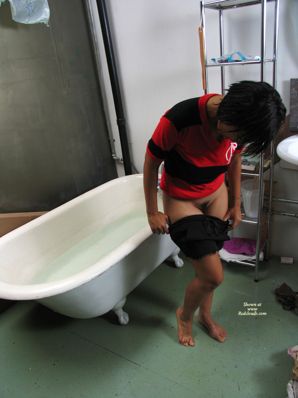 Pic #1Vivian's Pussy In The Bath