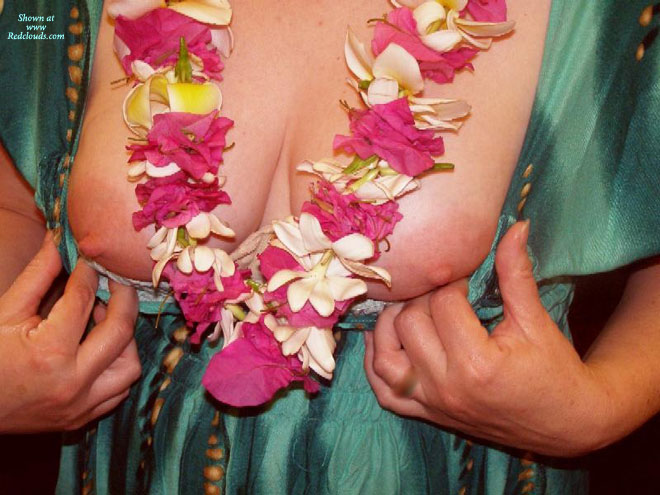 Pic #1Honeypot Gets Lei'ed!