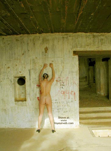 Pic #1Tina Dans un Vieux Blockhaus