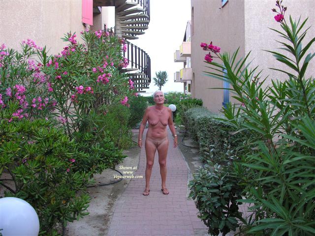 Pic #1Dominique En Vacances Dans Le Sud De La France