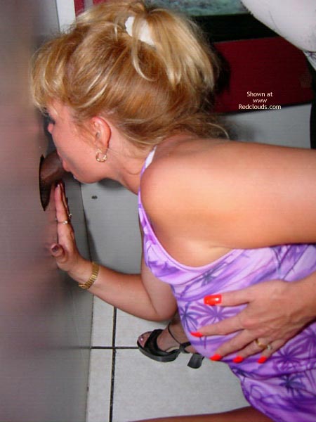 Pic #1 *Jo Kelly Has Fun At The Gloryholes