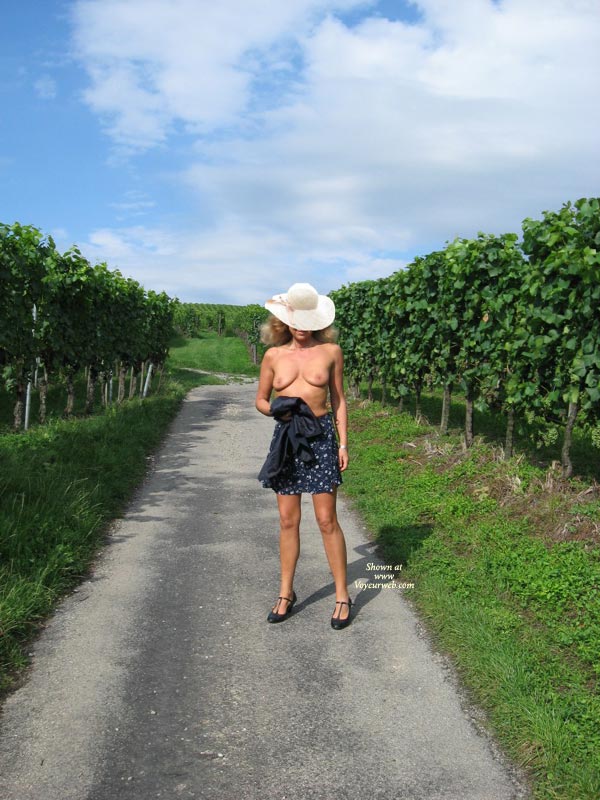 Pic #1Nackt In Den Weinbergen