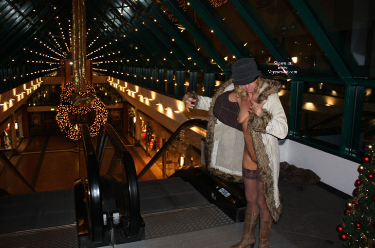 Pic #1*NC Tina Nackt Auf Der Rolltreppe Im Einkaufszentrum