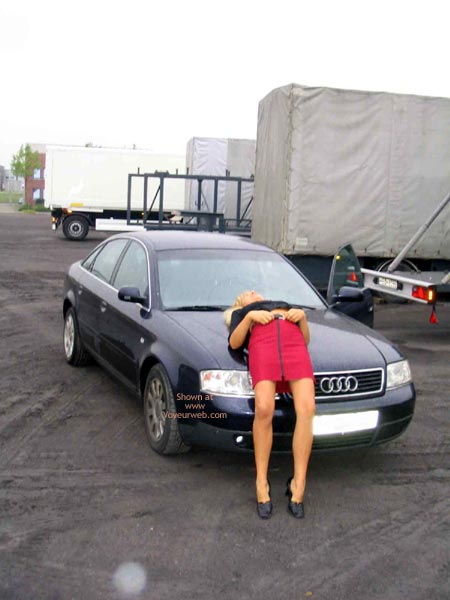 Pic #1*Su Der Minirock Auf Dem Kofferraum