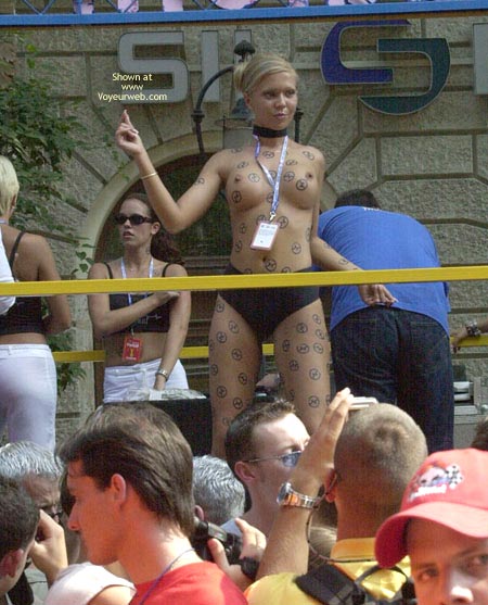 Pic #1Blonde Street Dancer Girl
