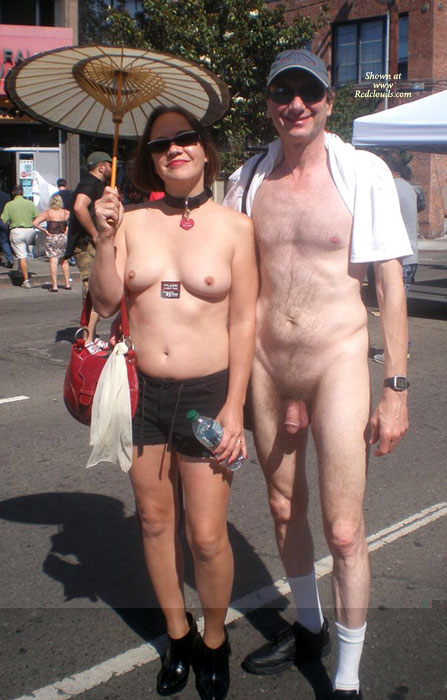 Pic #1M* Naked Guy Poses With Pretty Girls In Public